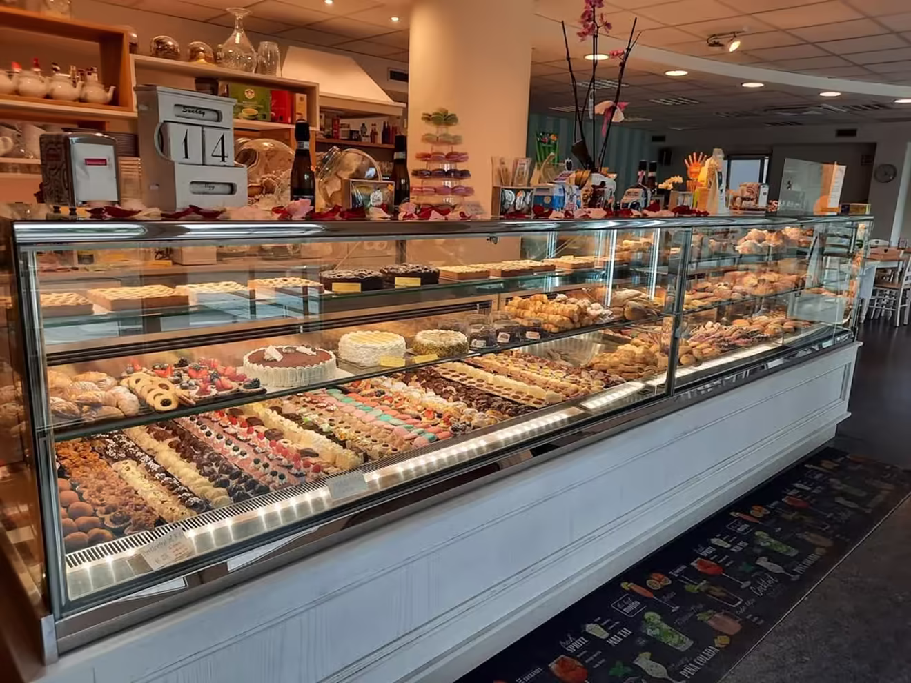 Il bancone ricco di dolci artigianali di La Dolce Pausa